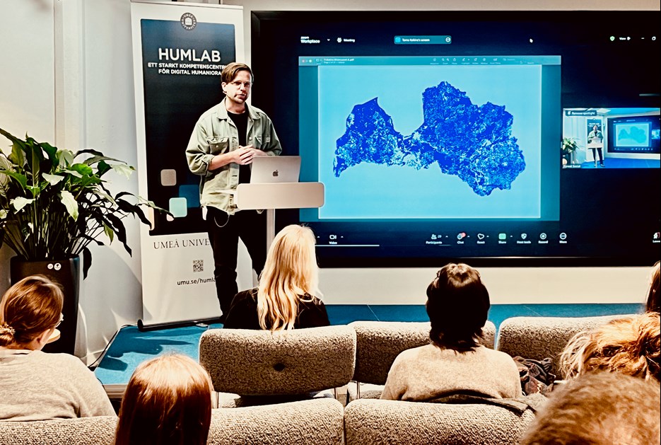 Talare på podium med publik 