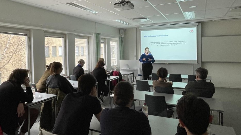 Klara Härgestam stands in front of a powerpoint in a lecture room