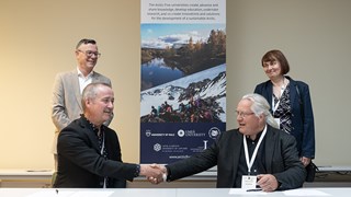 Dag Avango and Lars Kullerud shake hands