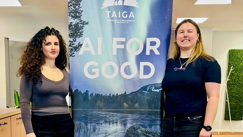 Två kvinnor på vardera sida om en TAIGA-rollup