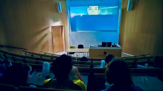 Filmvisning på projektor i nedsläckt föreläsningssal