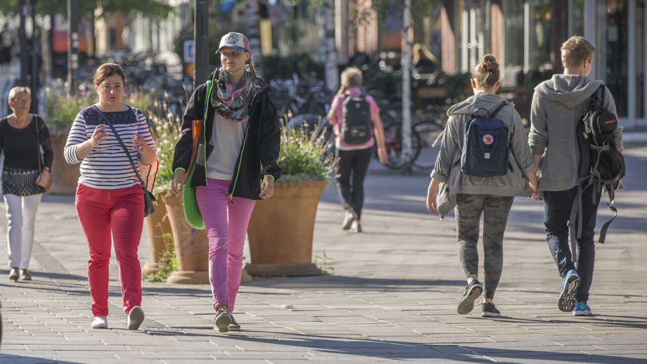 Fotgängare på gågatan i Umeå.