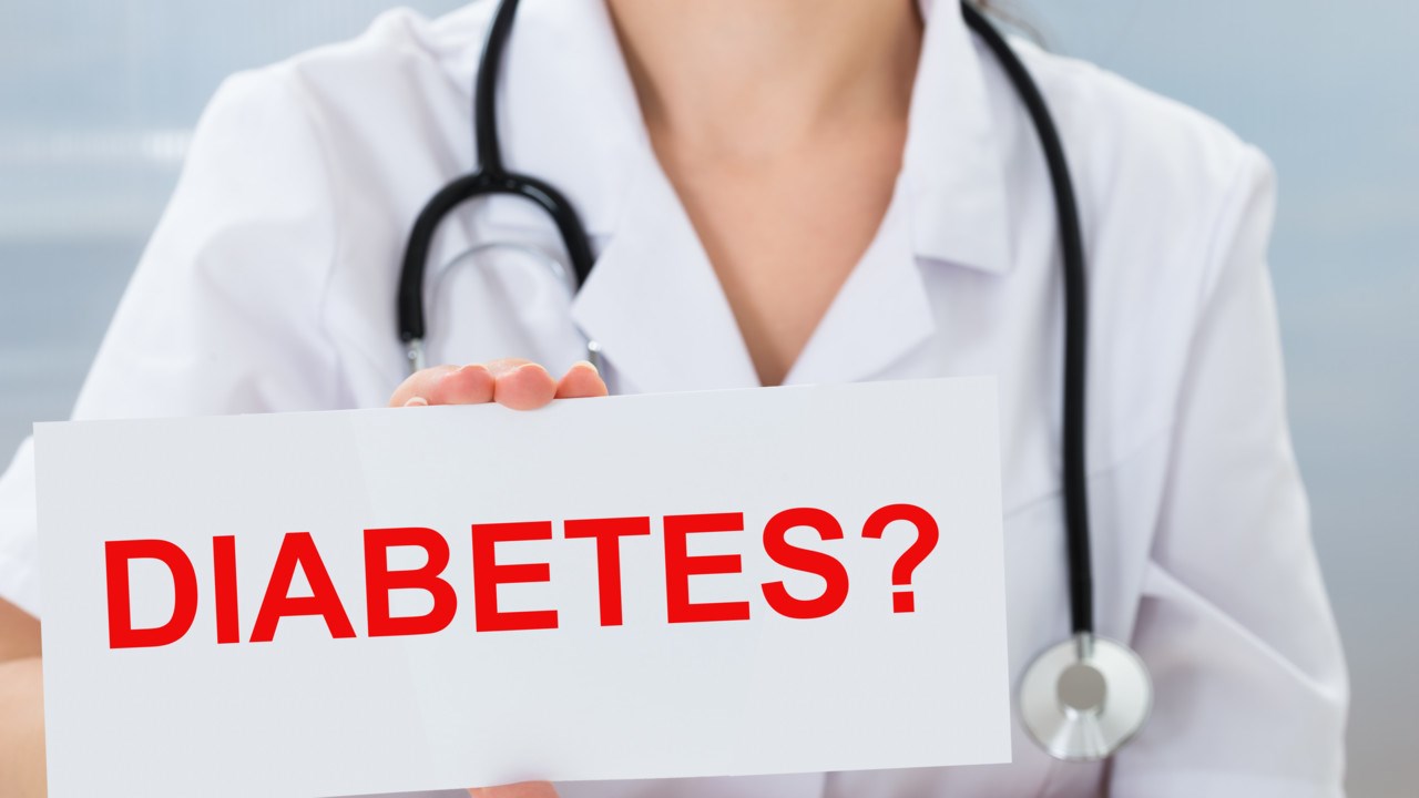 Läkare håller upp en skylt med ordet diabetes?