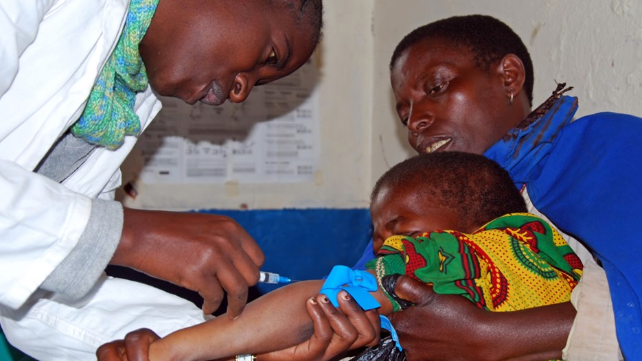 Afrikansk läkare tar blodprov på barn