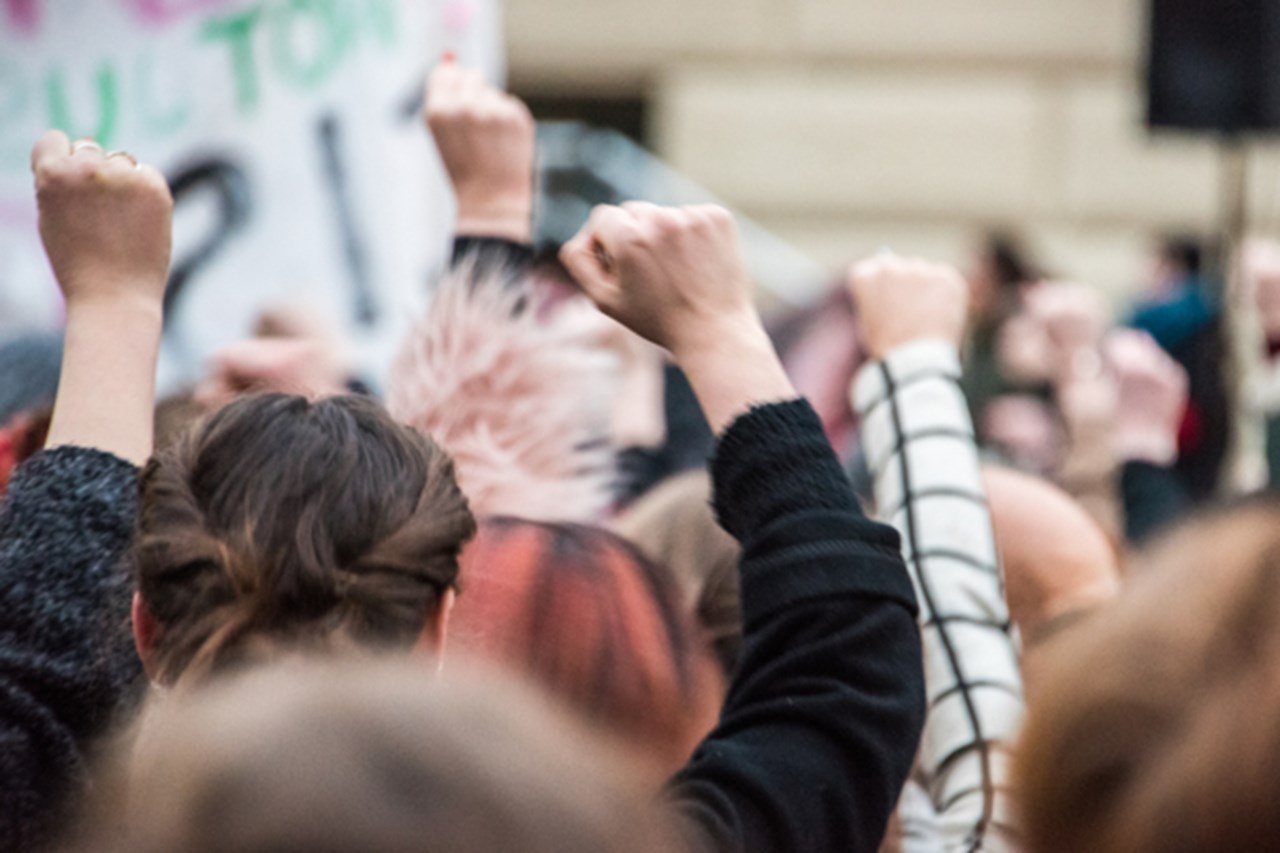 Knutna nävar vid demonstration för jämställdhet.