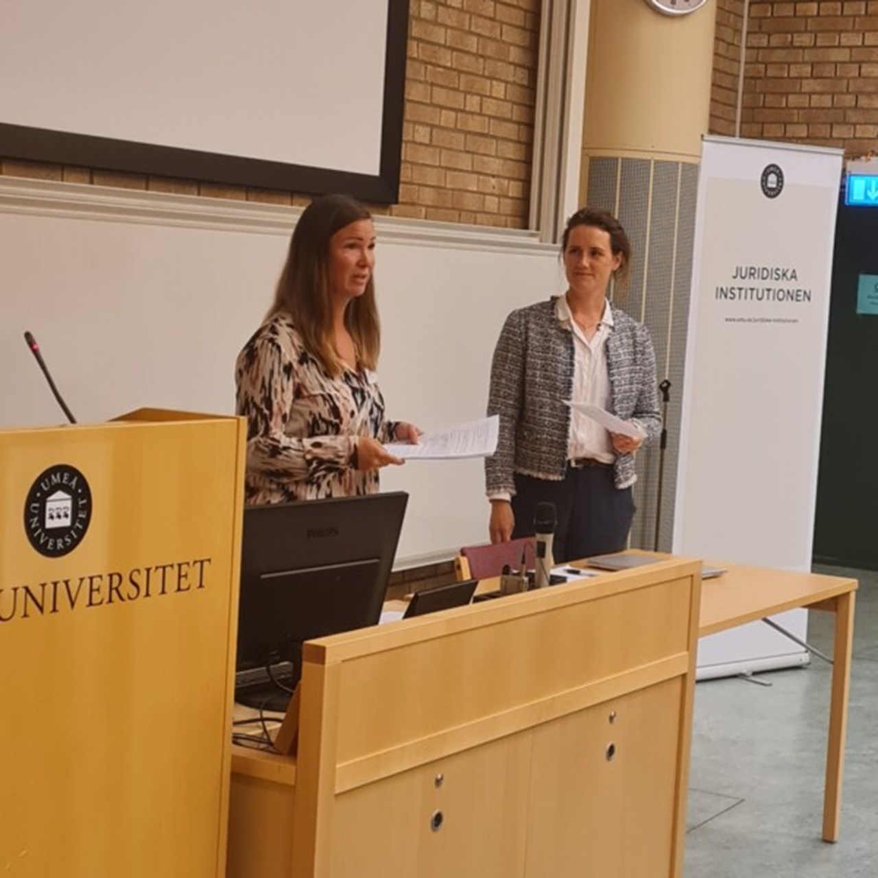 Karin Åström och Fanny Holm på folkrättsdagen i Umeå.