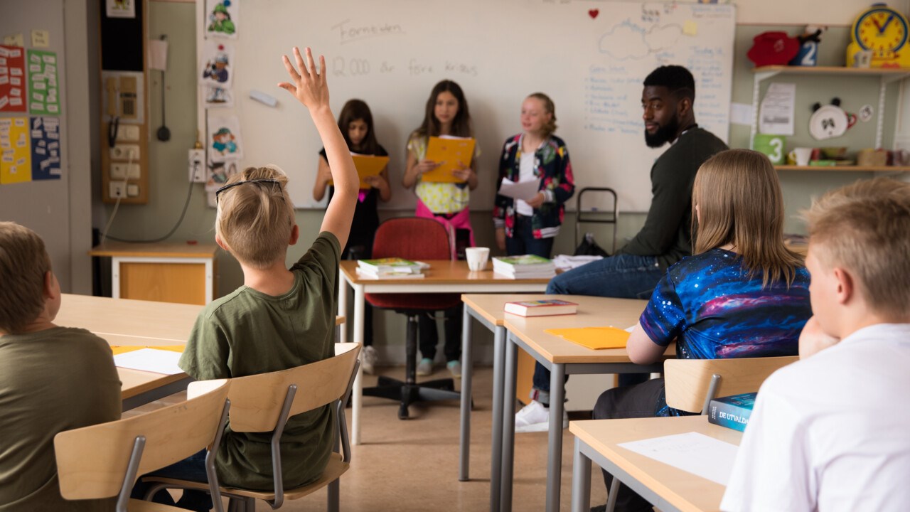 Barn i klassrum som redovisar för lärare och klasskompisar.