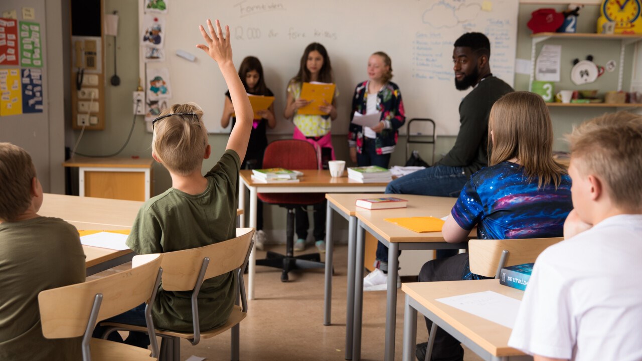 Barn i klassrum som redovisar för lärare och klasskompisar.