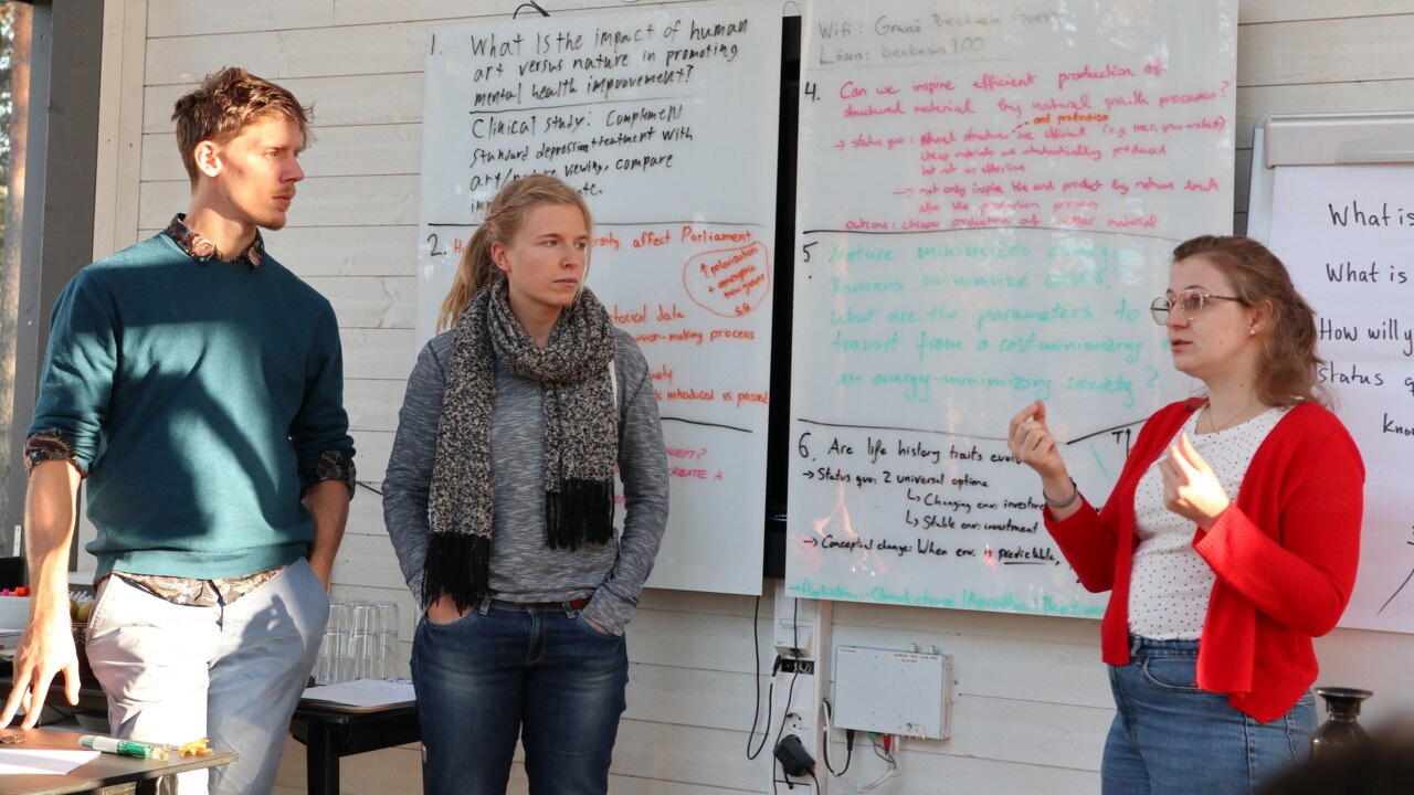 Bild på Lasse Mohr, Leonie Neuhäuser och Rebecka Andersson som presenterar en forskningsidé under en kreativ övning under IceLab camp.