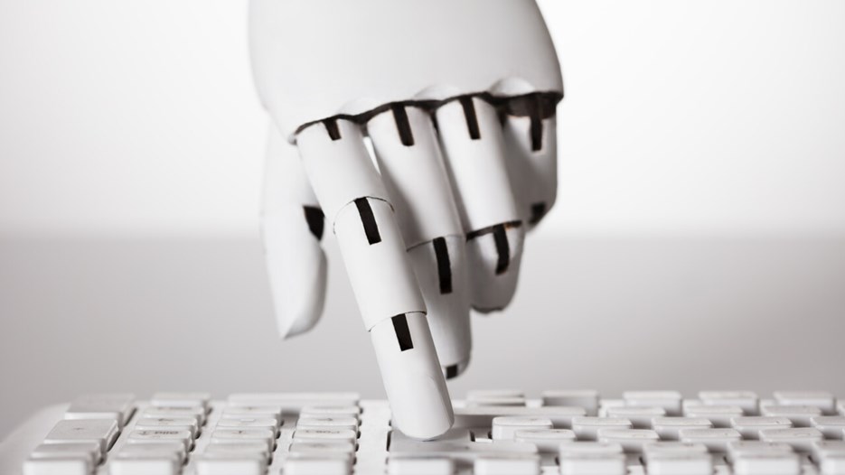 Robothand trycker på enter på ett tangentbord. Genrebild från Mostphotos som illustrerar AI, robot.