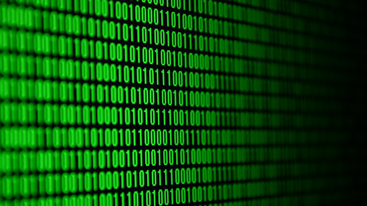 Bild på datorskärm med binär kod som lyser grön.