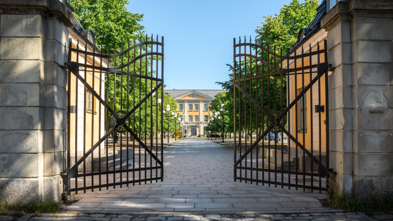 Grindar vid ingången till området utanför Umeå stadshus.