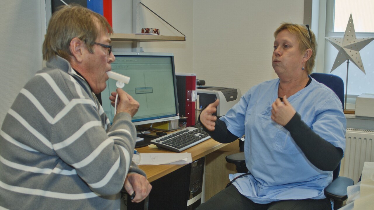 Patient gör spirometritest hos sköterska