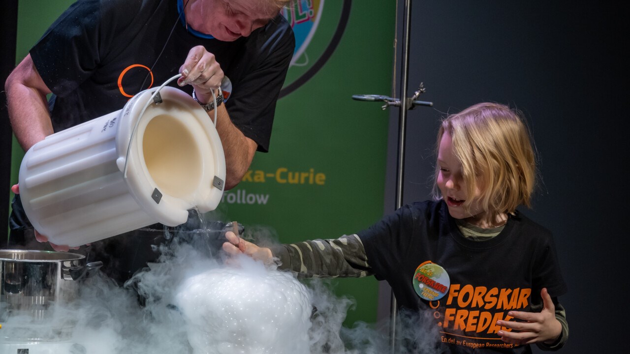 Josy ter Beek’s older child mixes a cold bubbly potion at Curiosum´s ForskarFredag Digital 2020