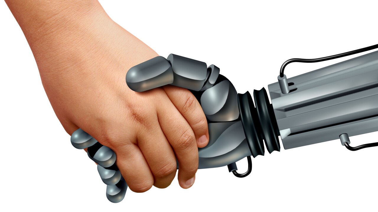 Barns hand håller i robothand. För att illustrera barn och artificiell intelligens.