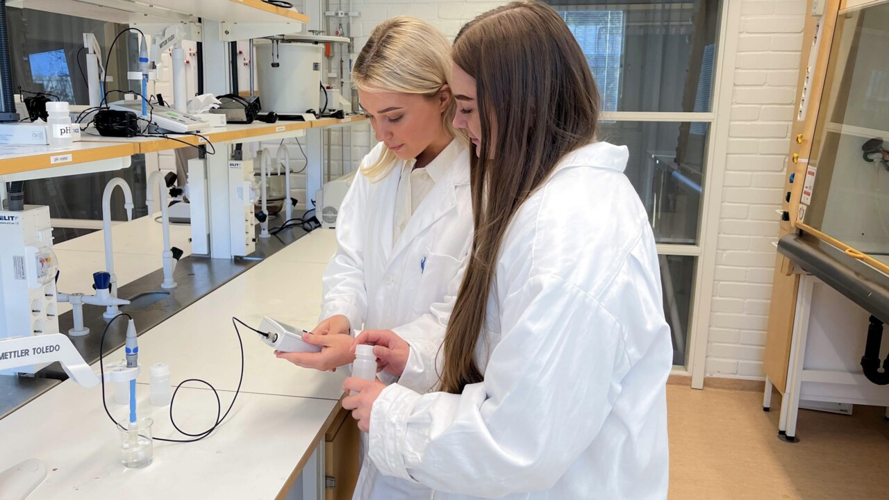 Bild på Terese Lexberg och Linn Ekbäck, studenter i teknisk kemi