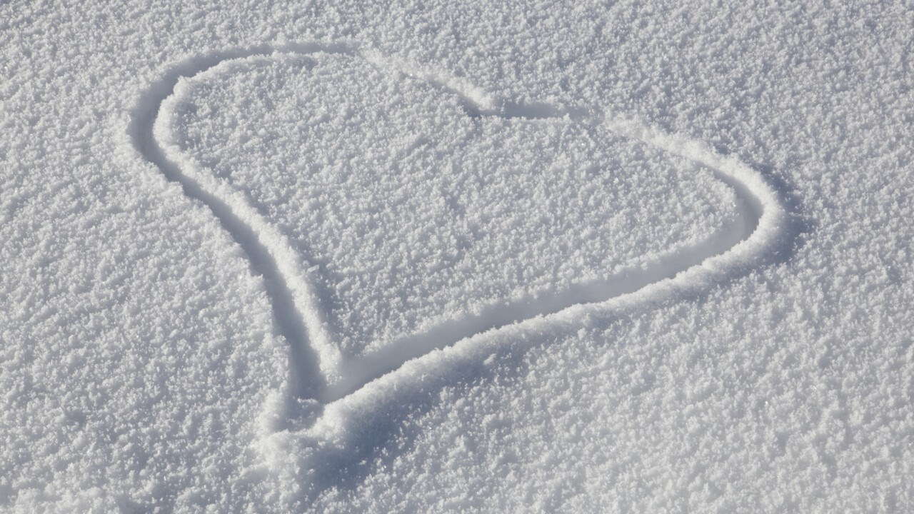 Hjärta ritat i snö.