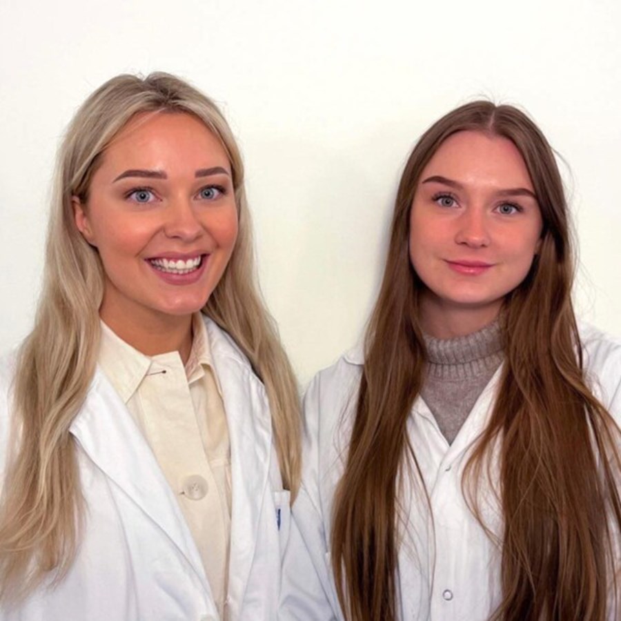 Porträttbild på Linn Ekbäck och Terese Lexberg, studenter i teknisk kemi