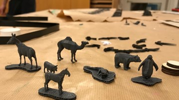 3d printade djur på ett bord