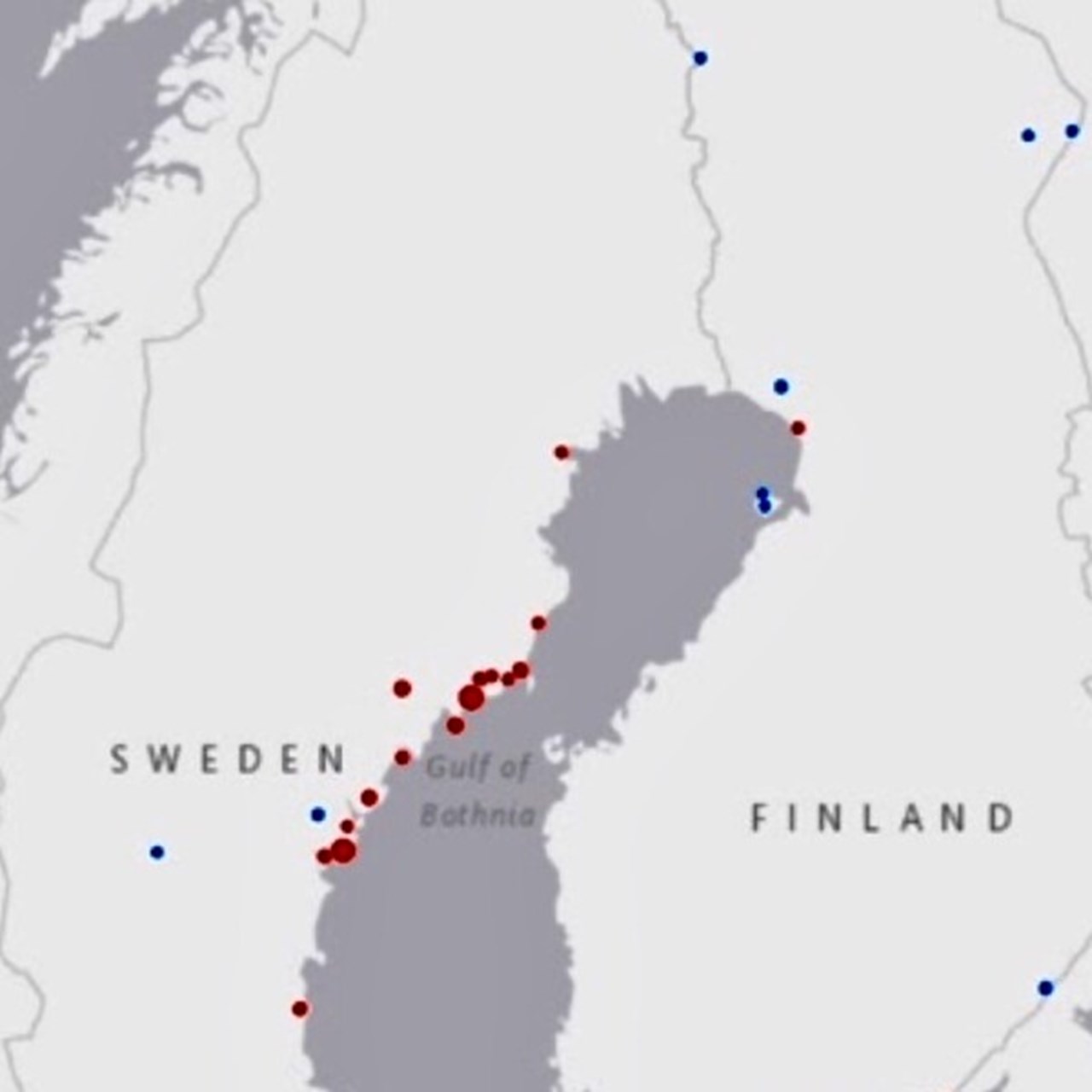 Visar ett uttklipp av en större kartbild i grått och vitt över norra skandinavien med röda och blå prickar på