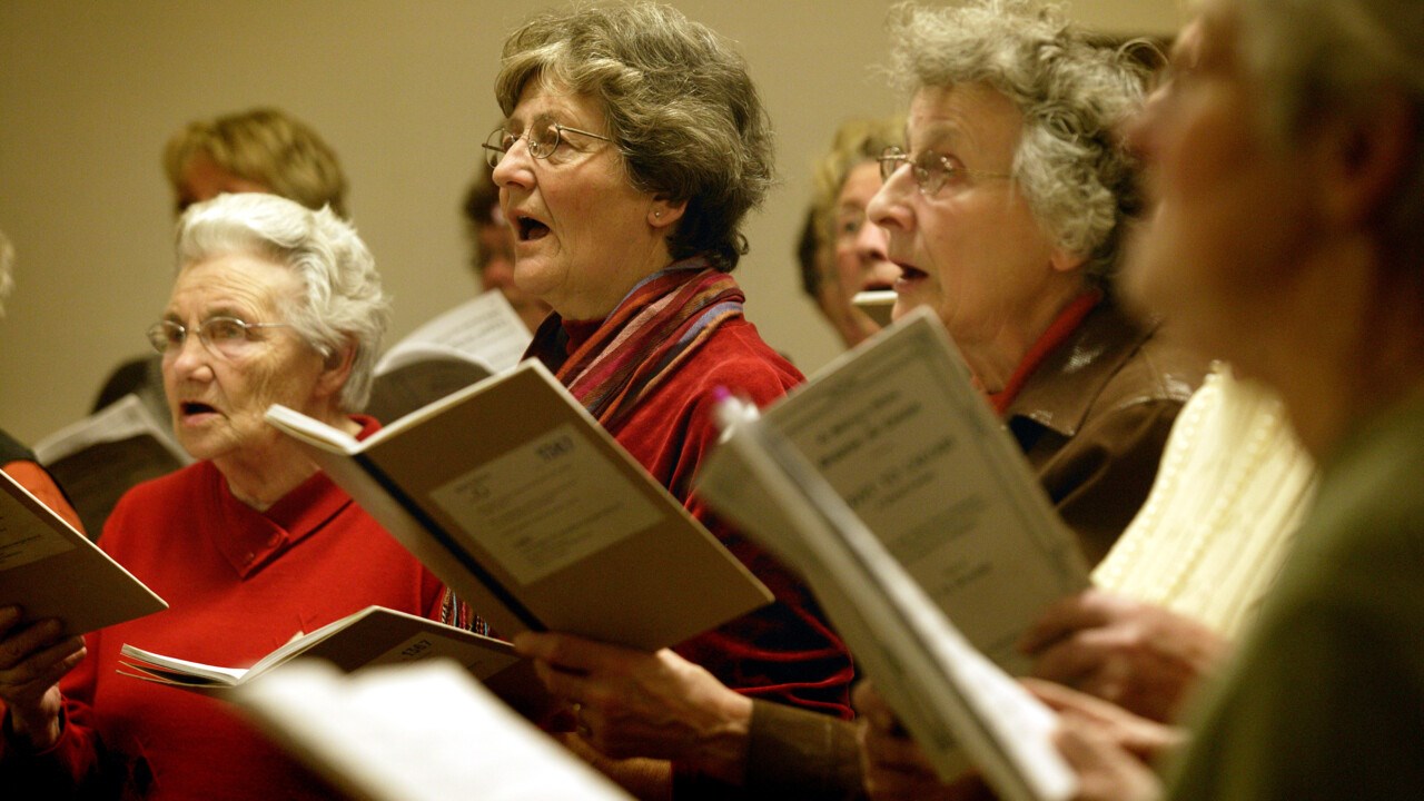 Äldre kvinnor som sjunger i kör.