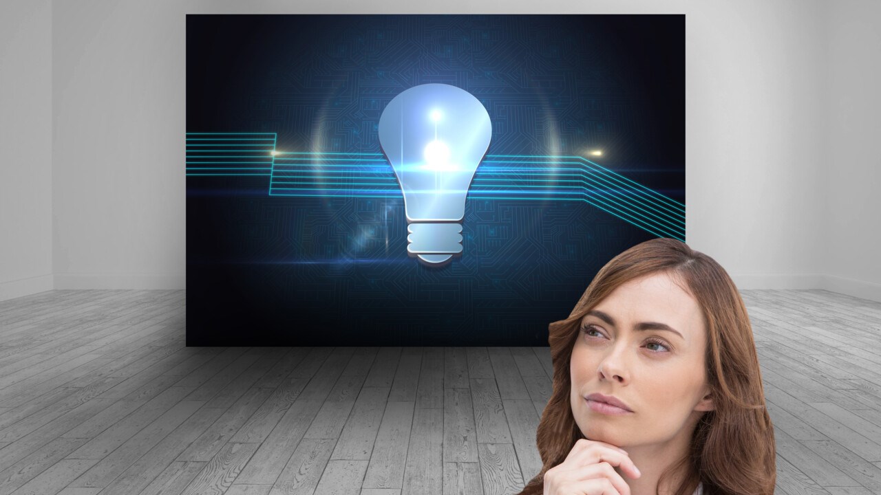 Sammansatt bild på en tänkande kvinna och en skärm med en glödlampa i bakgrunden för att illustrera innovation.