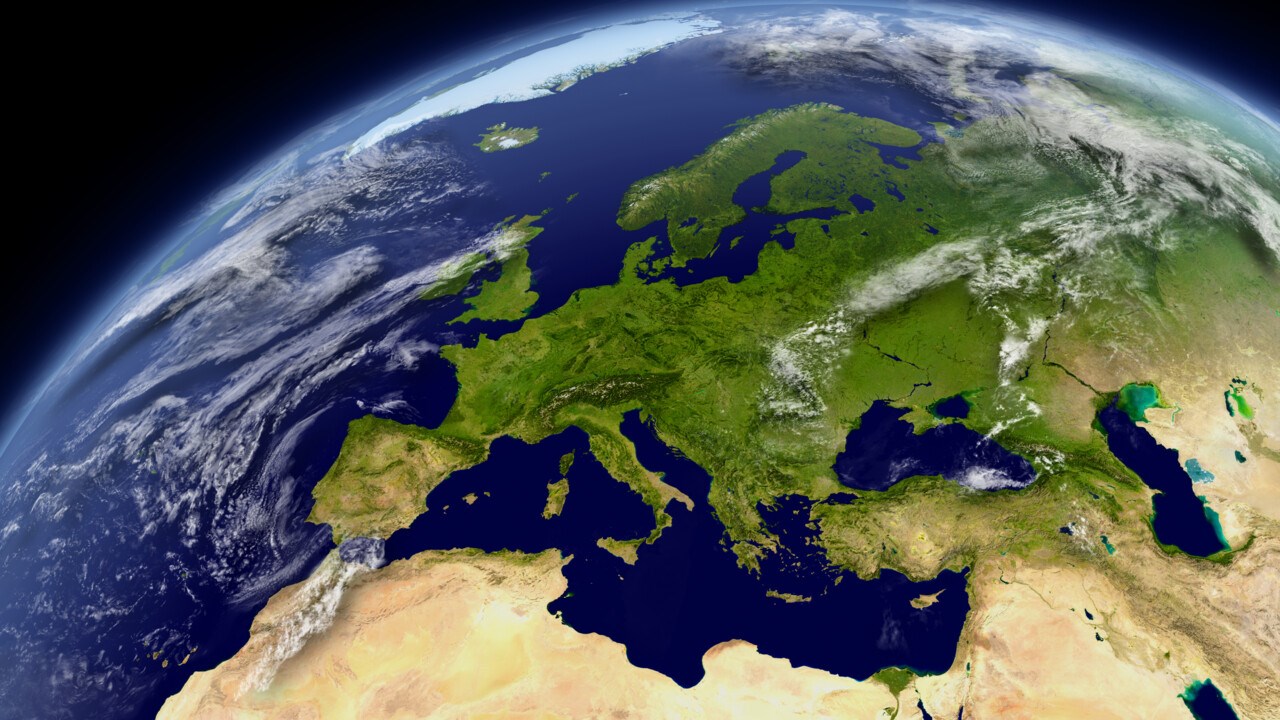 Del av jordklotet. Europa sett från rymden med atmosfär och moln.