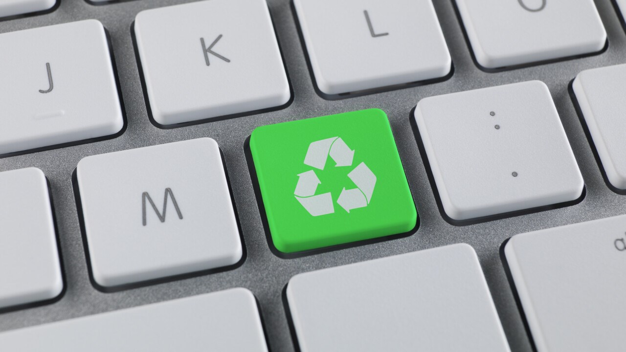 Knapp på tangentbord med grön återvinningssymbol.