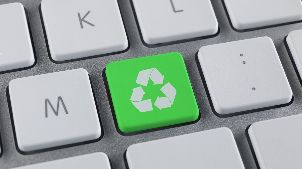 Knapp på tangentbord med grön återvinningssymbol.