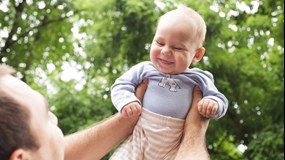 Pappa håller en bebis