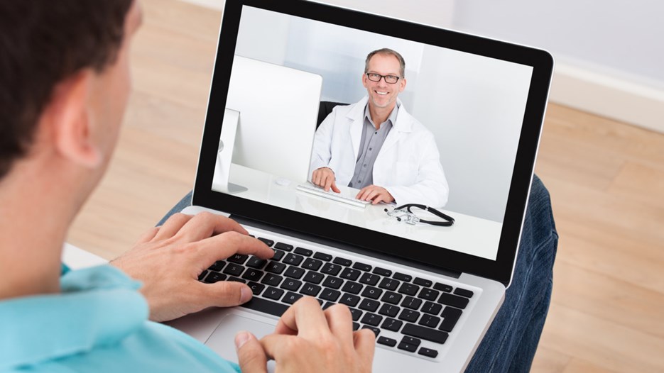 Patient som videochattar med sin läkare.