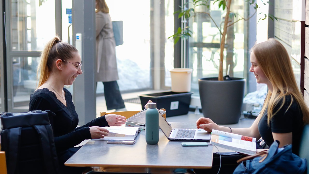 Studenter i universitetsmiljö