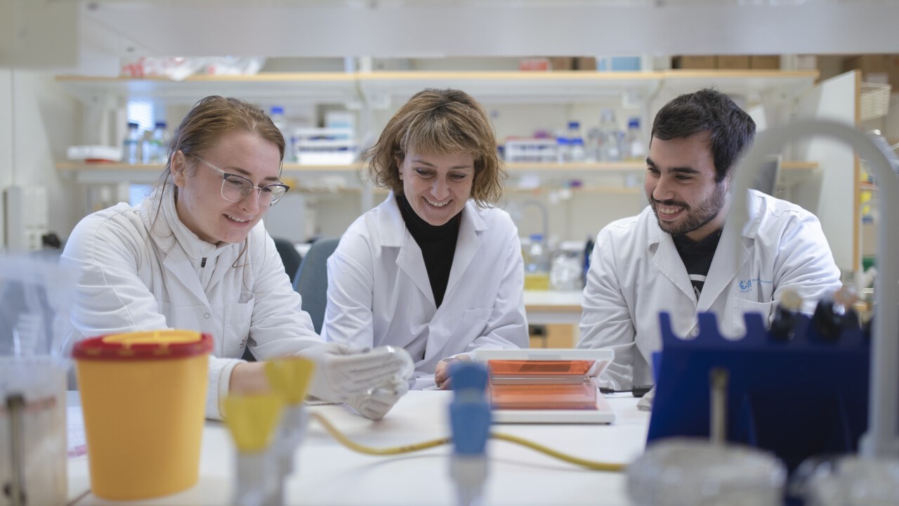 Biträdande universitetslektor Francesca Aguilo vid Institutionen för medicinsk biovetenskap i labbet med kollegor.