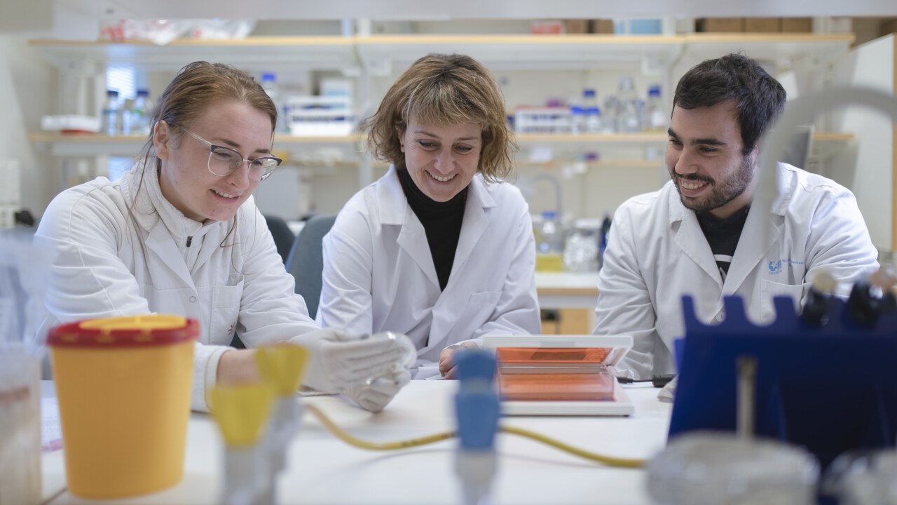 Biträdande universitetslektor Francesca Aguilo vid Institutionen för medicinsk biovetenskap i labbet med kollegor.