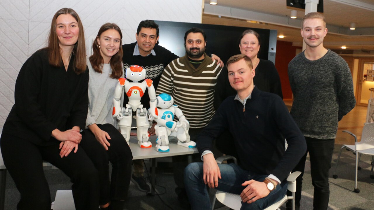 Studenter tillsammans med robotar