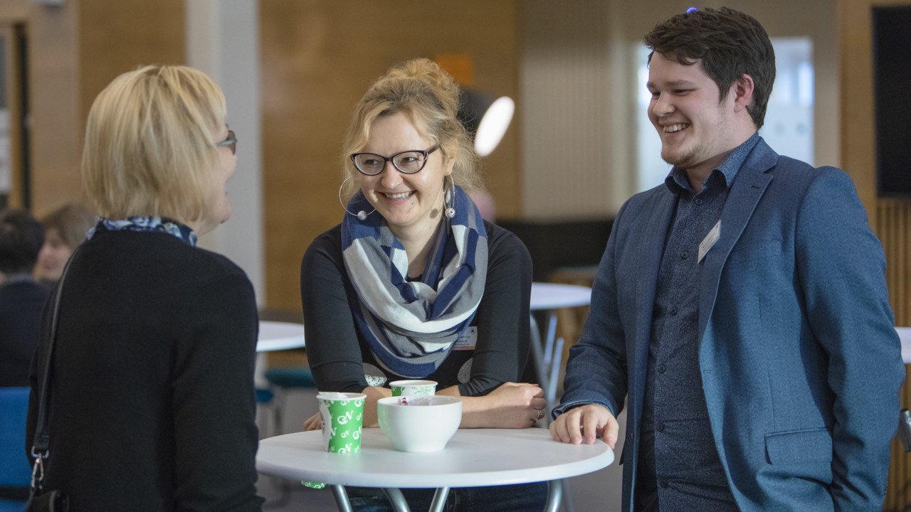 Deltagarna fortsätter att nätverka under fikapauserna. 