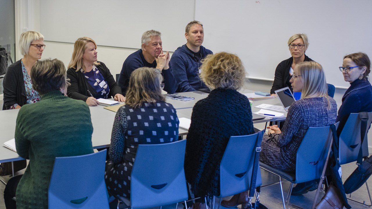 Frågeställare och forskare möts i en timme långa workshops kring varje fråga. 