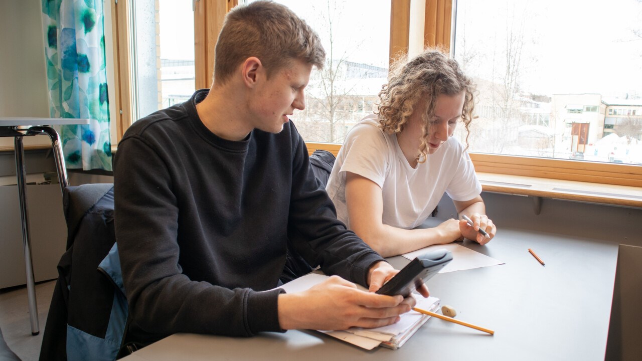 Bild på gymnasieelever under matematikföreläsning