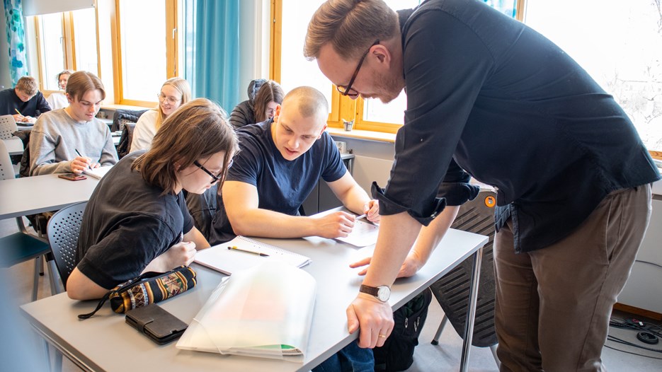 Universitetslektor Fredrik Ohlsson diskuterar ett räkneexempel med Petra Joki och Jonatan Holmberg från Bromangymnasiet i Hudiksvall.