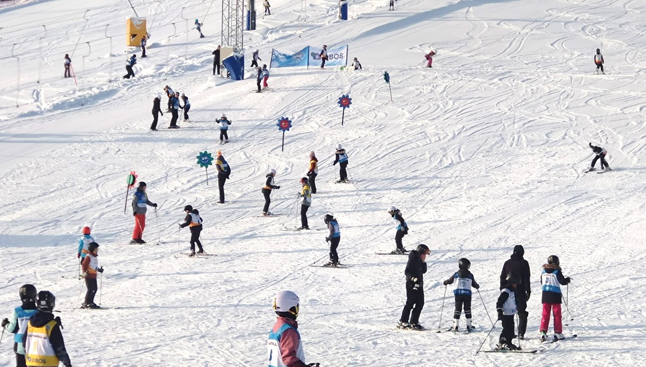 Fjärdeklasselever testar alpin och snowboardåkning i Bräntebacken