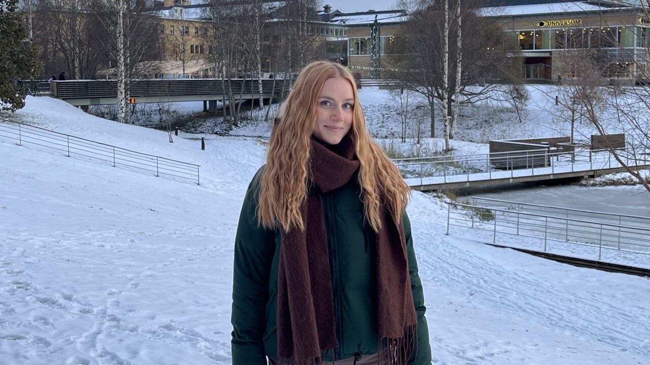 Bild på Amanda Ekman ute på campusområdet