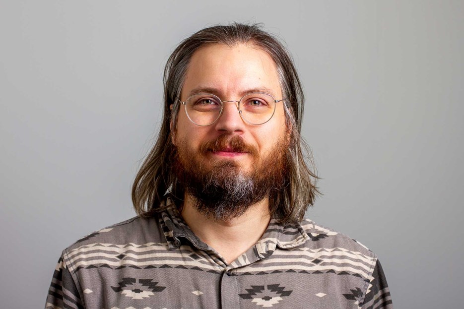 Porträtt på Anders Lundström, forskare vid institutionen för informatik