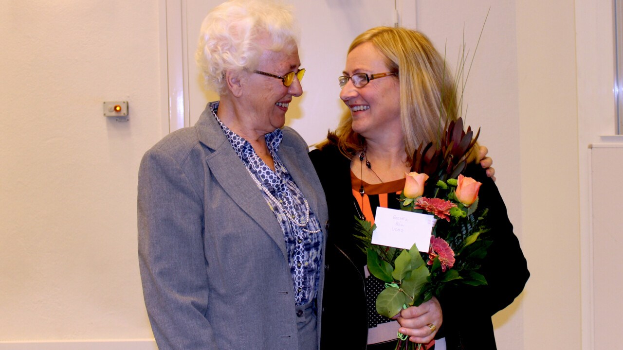 Bild på före detta landshövding Görel Bohlin och Ann Öhman. Ann Öhman fick 2018 Görel Bohlins pris för framstående genusforskning.