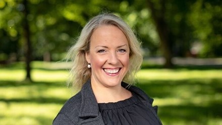 Anna-Sara Lind, professor vid juridiska institutionen, Uppsala universitet i mellanlångt, ljust hår i en grönskande miljö. 