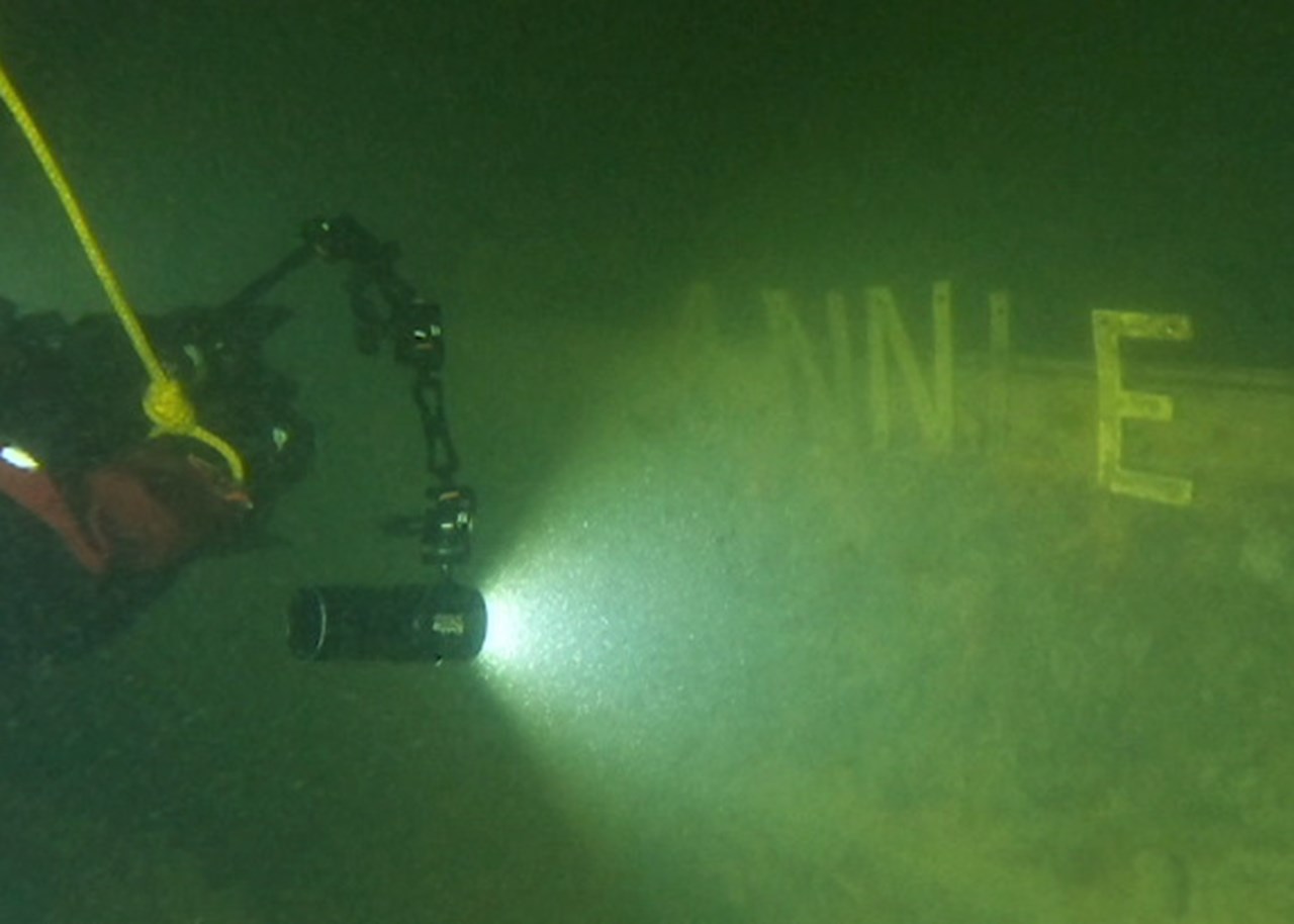 Dykare visiting the wreck of Annie.