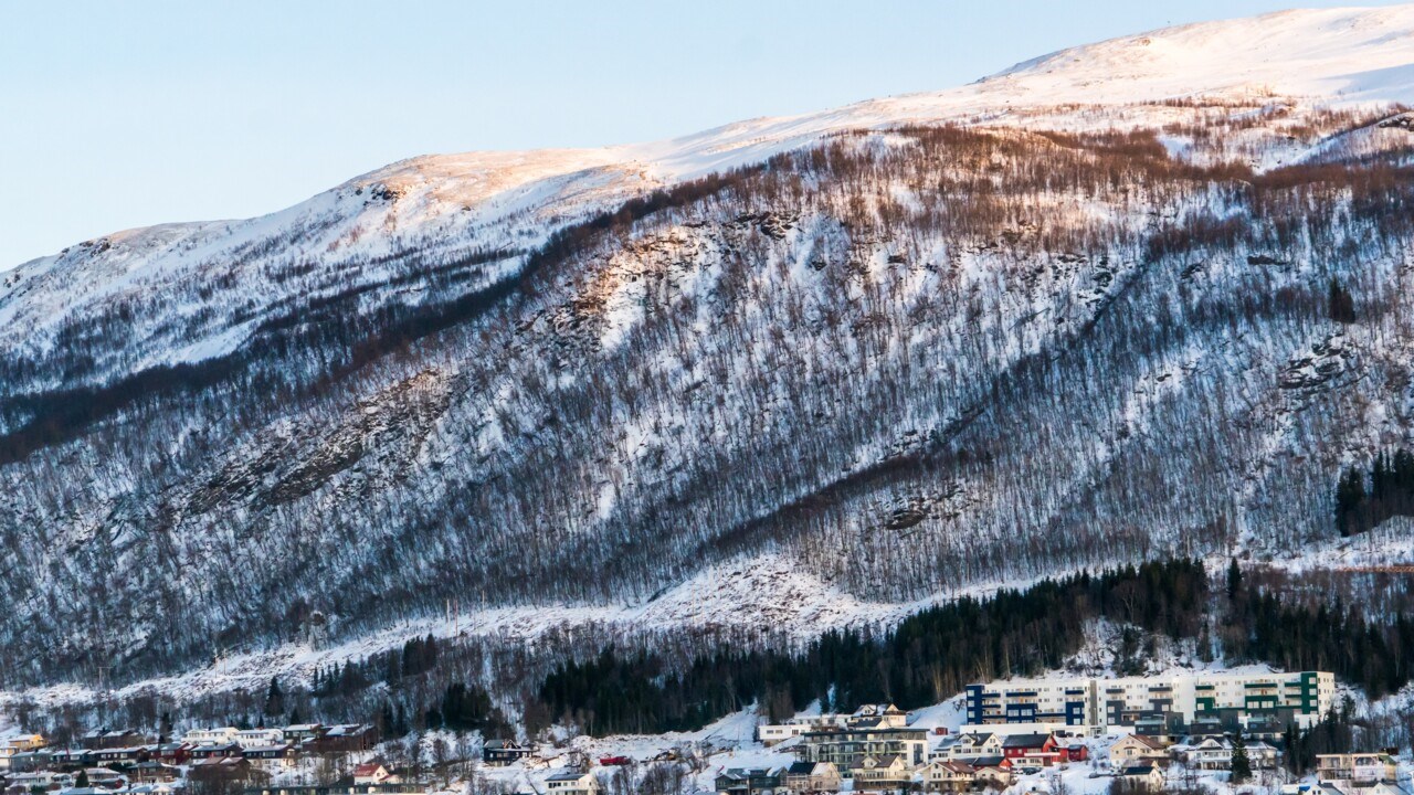 Klungor av hus under fjäll