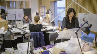 Bild på arkitektstudenter som arbetar vid sina skrivbord
