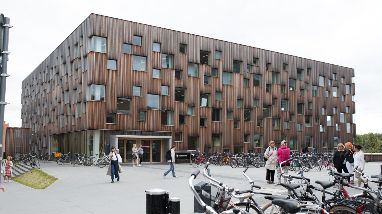 Fasaden på Arkitekthögskolan vid Umeå universitet.