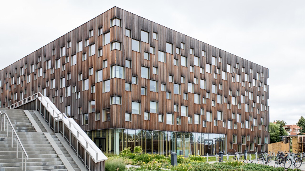 Fasaden på Arkitekthögskolan vid Umeå universitet.