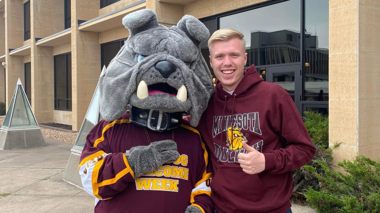 Exchange student Aron Lindblad with the maskot of University of Minnesota Duluth.